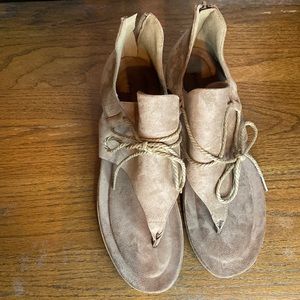 New with box Pierre Dumas sandals size 10